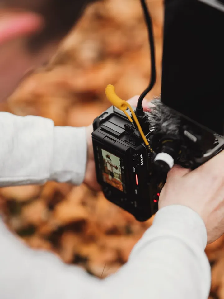 Kamera mit Mikrofon und Monitor bei einem Videodreh von Marketing Juwel