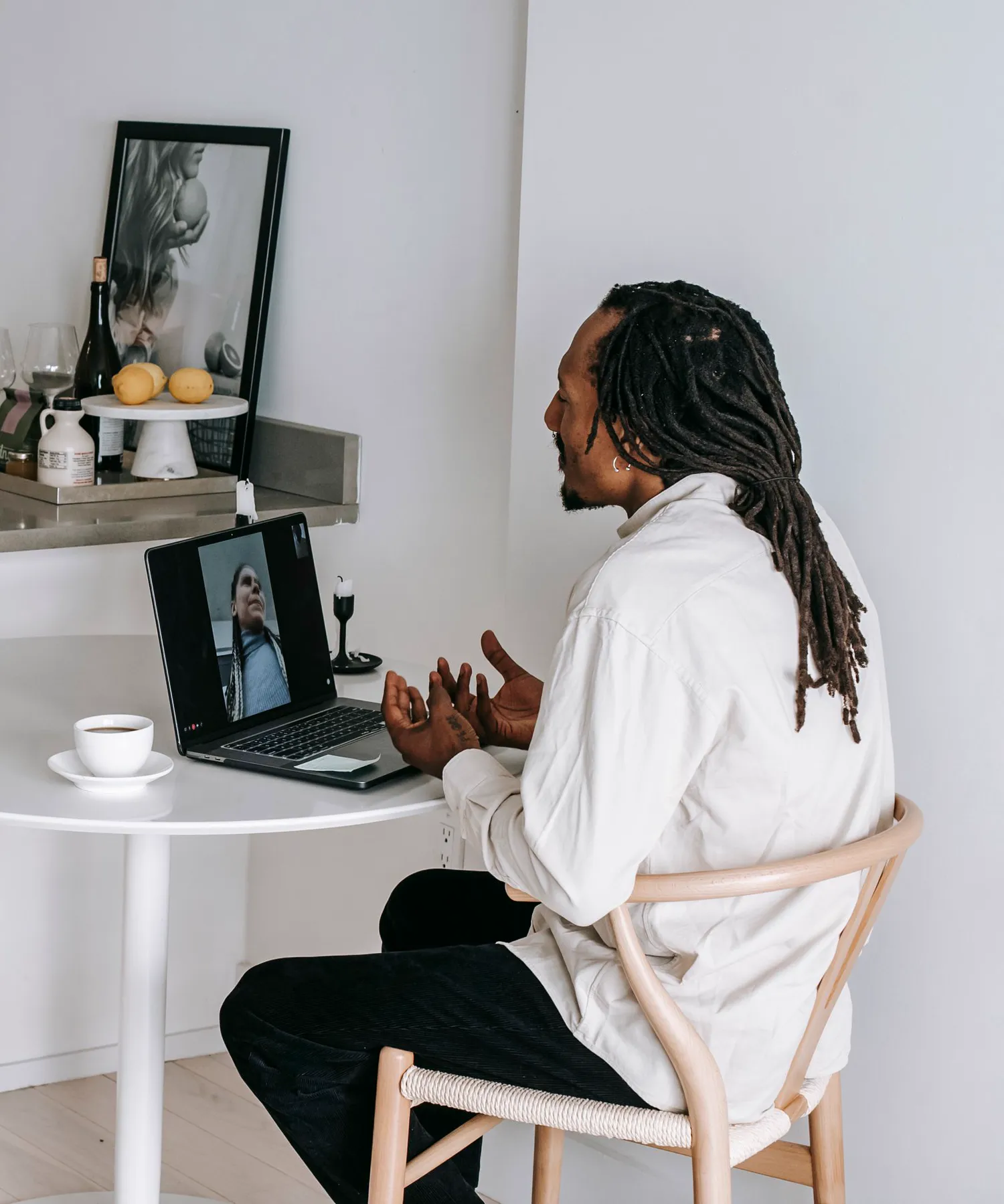 Mann bespricht am Laptop per Videocall die Planung
