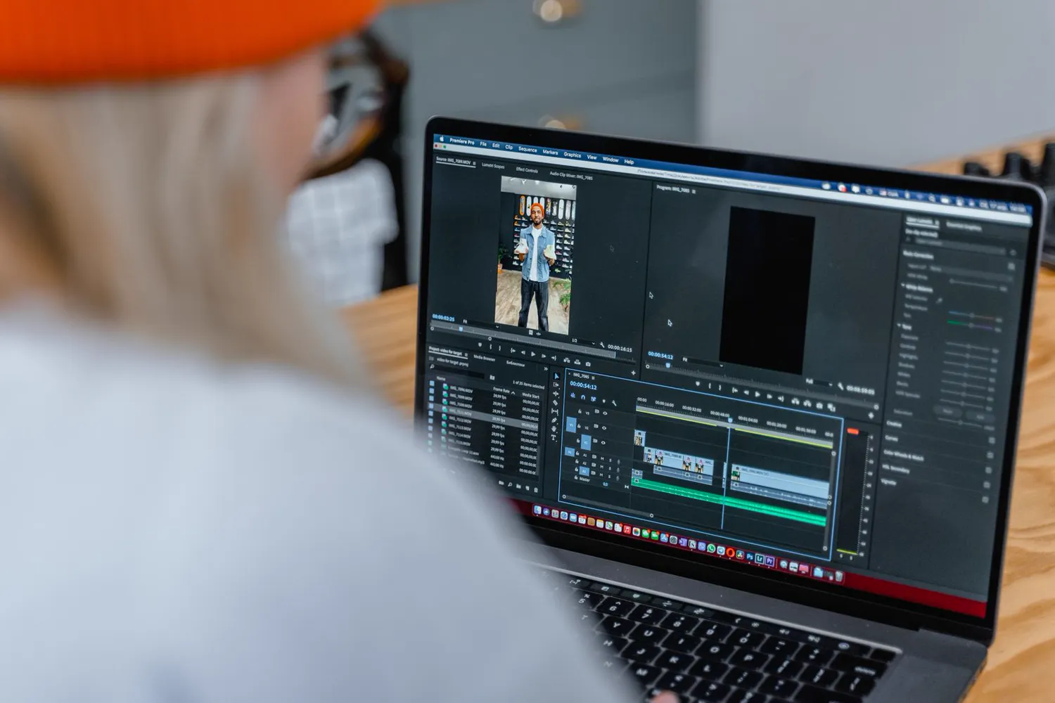 Person schneidet ein Hochkant-Video am Laptop